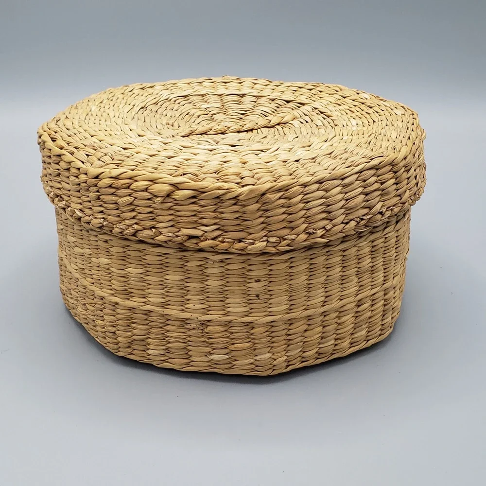 Vintage Sweet Grass Lidded Basket 70s to 90s Tightly Woven Excellent Shape‎ 6.5